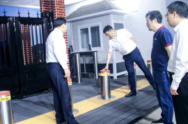 縣委書記熊運浪及領導班子了解百勝“平安校園”解決方案應用情況