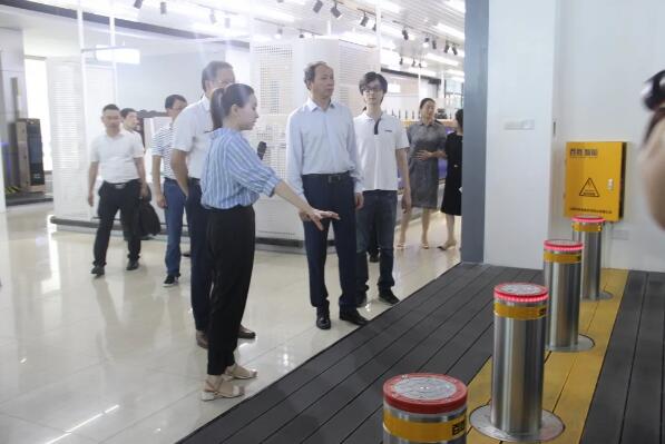 商務廳廳長謝一平高度肯定升降柱在平安校園的應用