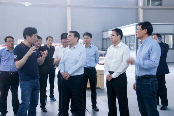 縣委書記熊運浪了解公司軟件開發(fā)及團(tuán)隊規(guī)模情況
