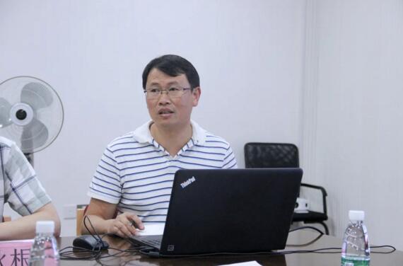 公司副總經(jīng)理熊祥向省金融監(jiān)管局、市金融辦領(lǐng)導(dǎo)一行匯報(bào)了城市級(jí)智慧停車(chē)項(xiàng)目的綜合解決方案