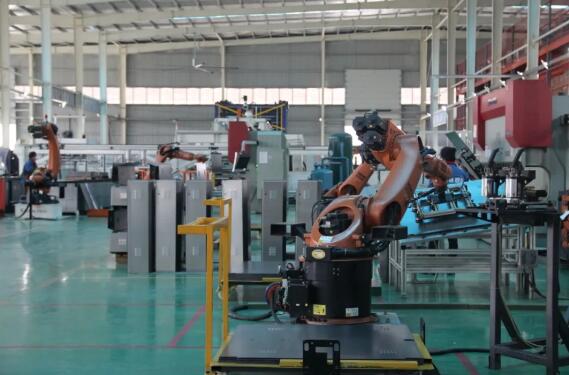 一手抓生產(chǎn)，有序有力，加速復(fù)產(chǎn)