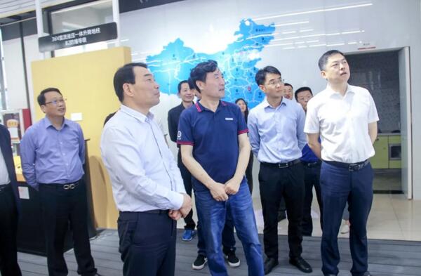 劉董向縣委書記熊運浪介紹升降地柱的應(yīng)用案例