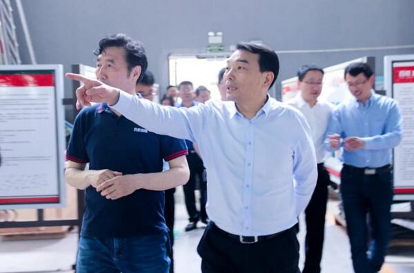 縣委書記熊運浪到生產(chǎn)車間了解生產(chǎn)情況