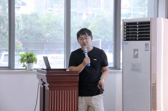 軟件部總監(jiān)萬紹華向協(xié)會(huì)領(lǐng)導(dǎo)一行匯報(bào)了百勝城市級智慧停車解決方案