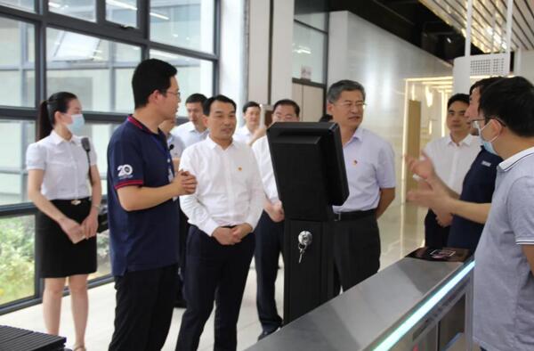 劉董向省紀委書記馬森述介紹“昌通碼”終端掃碼儀