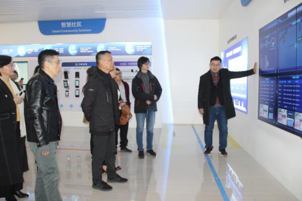 軟件開發(fā)部部長萬紹華向通信學(xué)會(huì)領(lǐng)導(dǎo)及企業(yè)家等領(lǐng)導(dǎo)一行詳細(xì)介紹了百勝基于出入口人車智慧管理的系統(tǒng)解決方案