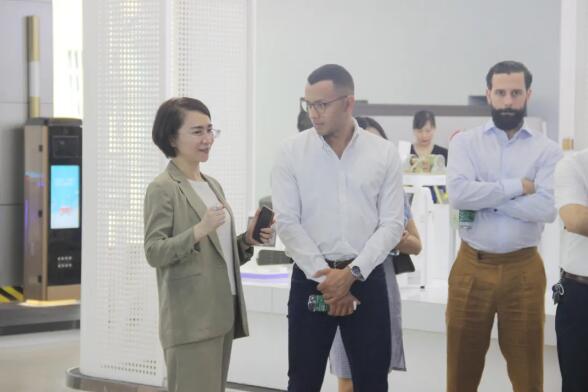 龔衛(wèi)寧副董事長(zhǎng)向拉美國(guó)家嘉賓詳細(xì)介紹了百勝門(mén)控類(lèi)產(chǎn)品