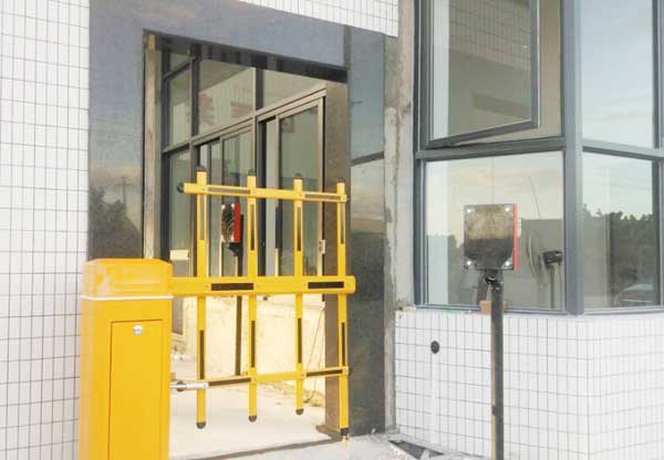 汕頭隆慶紙業(yè)柵欄道閘案例 - 中出網-智能出入口與停車充電門戶