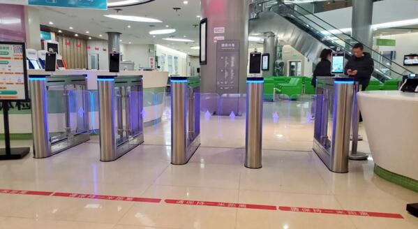 百勝提供的通道擺閘及健康碼人臉測溫識別一體機解決方案
