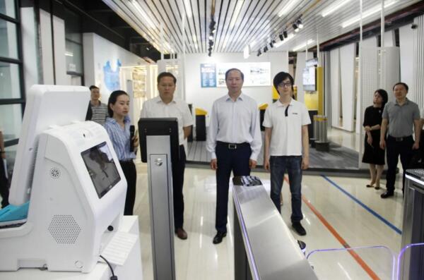 萬紹華向領(lǐng)導(dǎo)一行演示昌通碼掃碼儀系統(tǒng)化功能