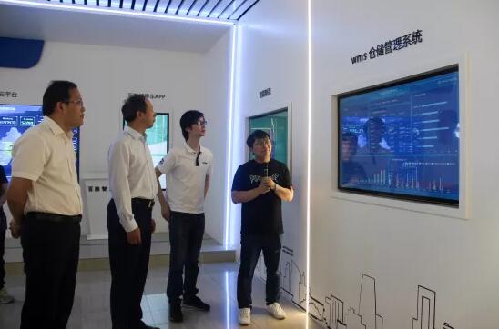 領(lǐng)導(dǎo)一行通過智慧工廠平臺(tái)查看百勝工廠運(yùn)營狀況