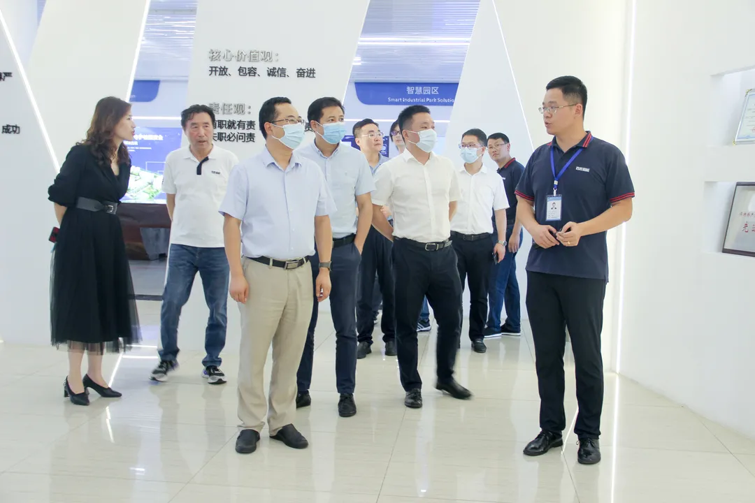 省發(fā)改委副主任寧全一行在董事長劉潤根的陪同下參觀了公司展廳