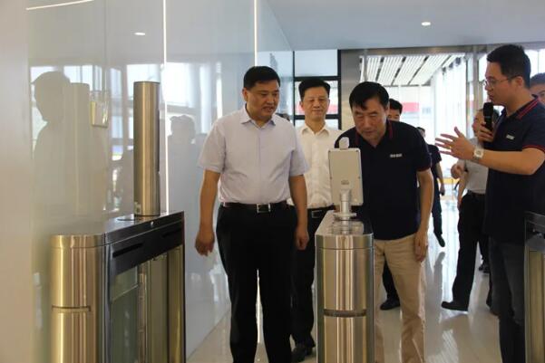 市委常委、市委組織部部長李鎮(zhèn)發(fā)一行在劉潤根董事長的陪同下參觀了形象展示廳