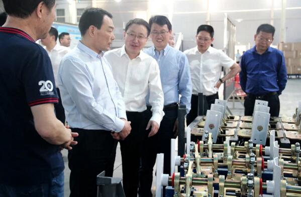 縣委書(shū)記熊運(yùn)浪領(lǐng)導(dǎo)一行查看道閘機(jī)芯及核心部件