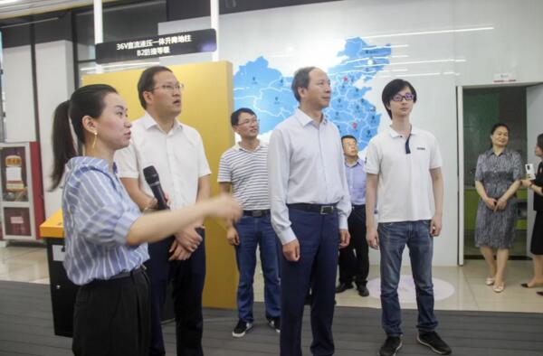 省商務(wù)廳領(lǐng)導一行了解百勝升降地柱的檢驗認證情況