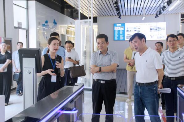 省金融監(jiān)管局副局長(zhǎng)駱小林了解昌通碼掃碼儀系統(tǒng)化功能