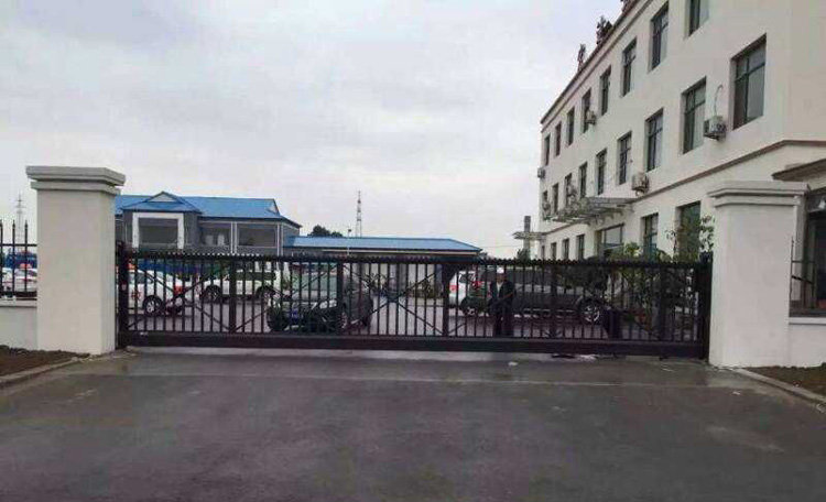 遼寧宏達(dá)駕校訂購了南北德信懸浮門