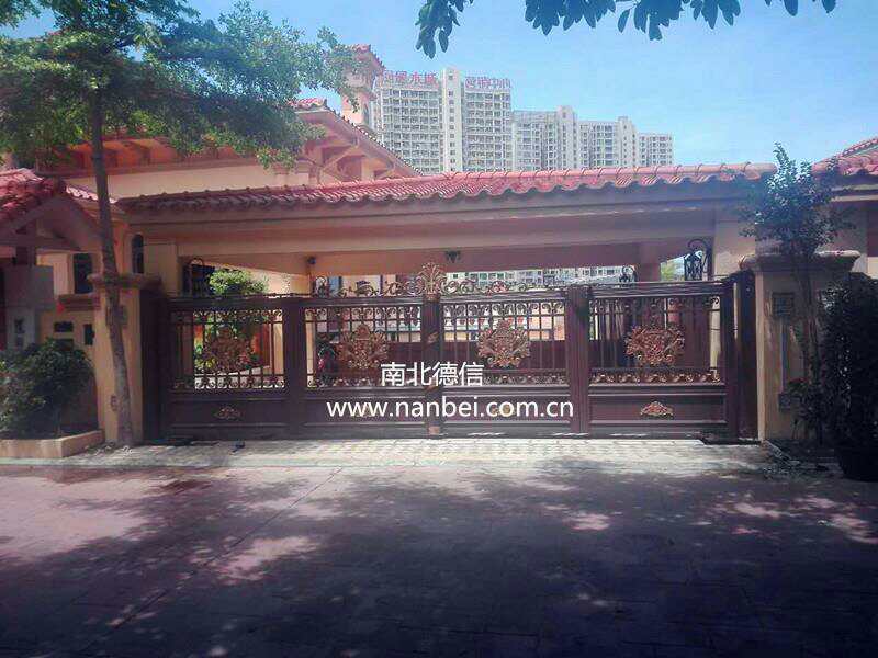 海南三亞鳳凰水城大門(mén)口的鋁藝庭院門(mén)由南北德信提供