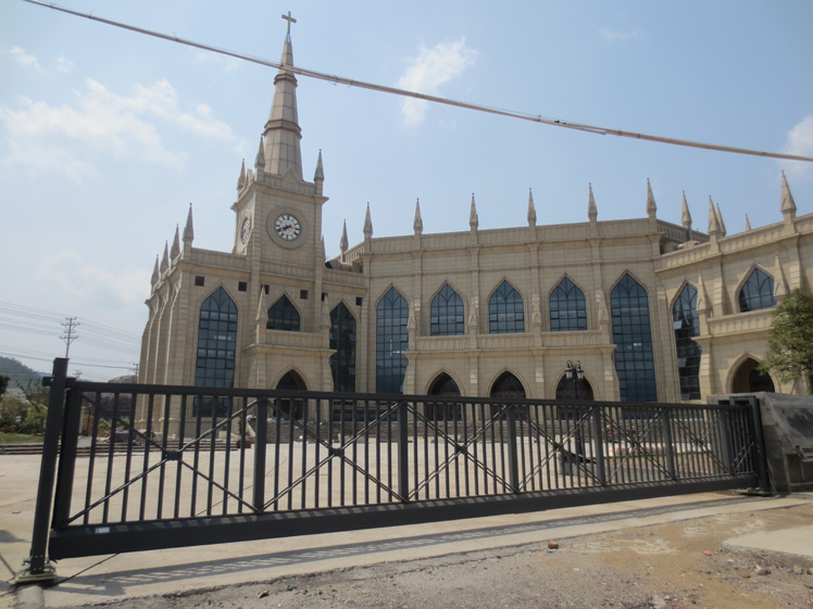 喜迎南北德信懸浮門(mén)成功安裝在浦江教堂大門(mén)口