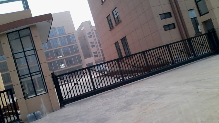 南北德信懸浮門在金華鼎杰服飾有限公司的高效應(yīng)用