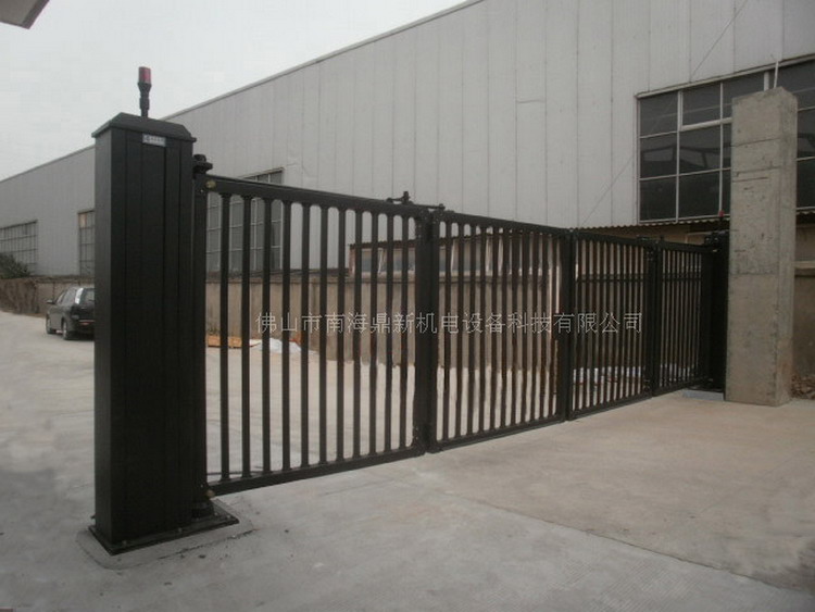 祝賀南北德信懸浮門閃亮在江蘇靖江三鵬模具制造有限公司大門口