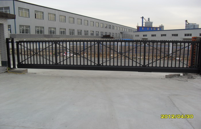 南北德信懸浮門成功安裝在長春市真子食品有限公司