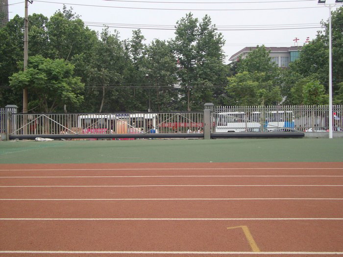 邯鄲市峰峰礦區(qū)市十三中學(xué)體育場信賴南北德信懸浮折疊門