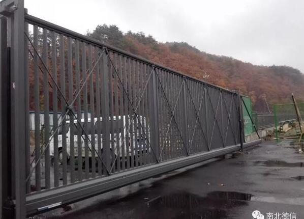 鑒賞3米高巨型懸浮門 見證南北懸浮門技術(shù)實(shí)力