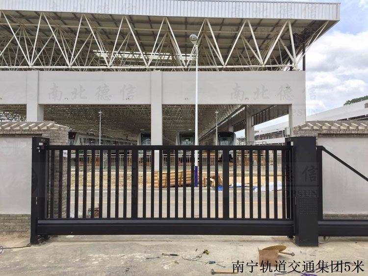 南寧軌道交通集團5米智能無軌懸浮門案例 - 中出網-智能出入口與停車充電門戶