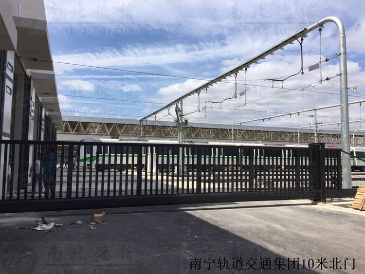 南寧軌道交通集團(tuán)10米北門(mén)無(wú)軌懸浮門(mén)案例 - 中出網(wǎng)-智能出入口與停車(chē)充電門(mén)戶