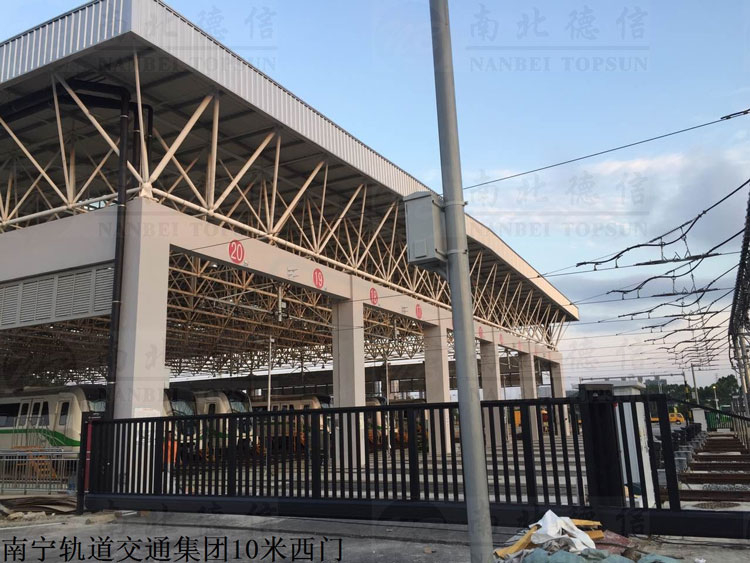 南寧軌道交通集團(tuán)10米西門（1）無(wú)軌懸浮門案例 - 中出網(wǎng)-智能出入口與停車充電門戶