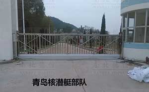 青島核潛艇部隊銳寶818S-6.9米無軌懸浮門案例 - 中出網(wǎng)-智能出入口與停車充電門戶