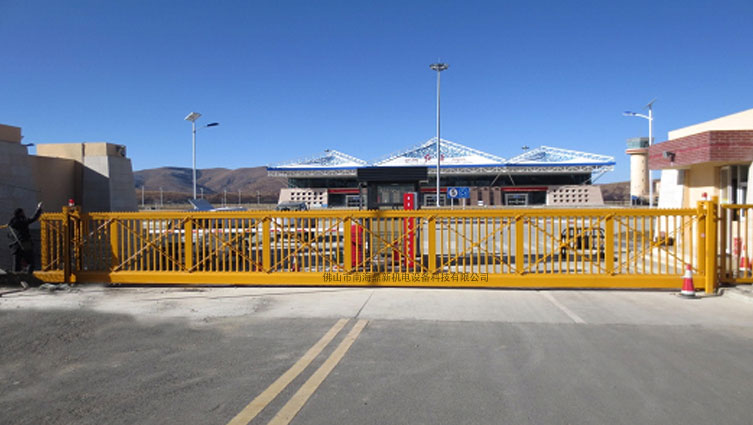 四川阿壩州紅原機場智能無軌懸浮門工程案例 - 中出網(wǎng)-智能出入口與停車充電門戶