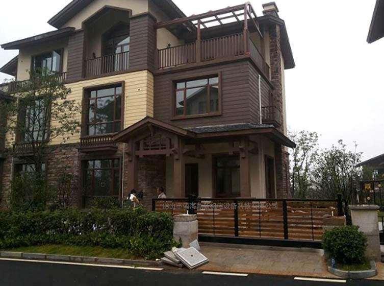 咸寧碧桂園溫泉?jiǎng)e墅智能無(wú)軌懸浮門(mén)工程案例 - 中出網(wǎng)-智能出入口與停車(chē)充電門(mén)戶(hù)