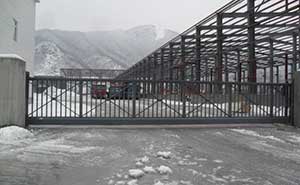 吉林省圖們市朝鮮工業(yè)園智能無軌懸浮門工程案例 - 中出網(wǎng)-智能出入口與停車充電門戶