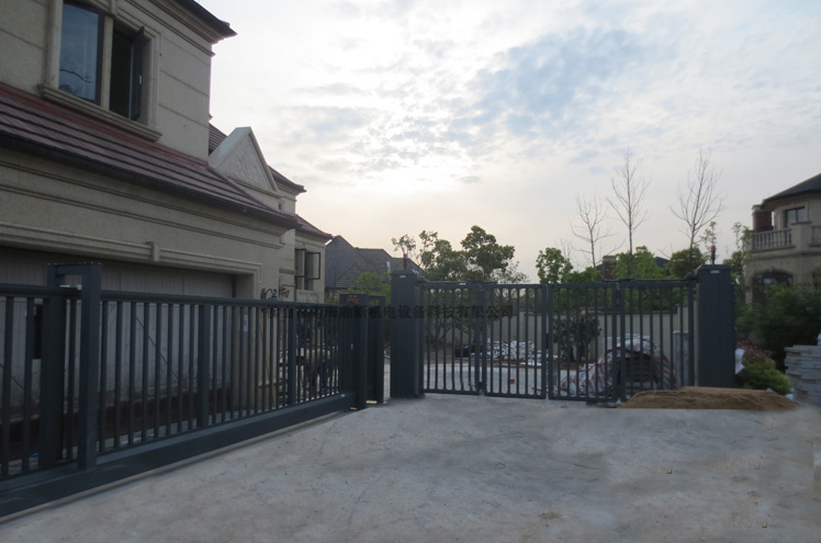 溧陽香格里拉智能無軌懸浮門工程案例 - 中出網(wǎng)-智能出入口與停車充電門戶