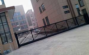 金華鼎杰服飾有限公司智能無軌懸浮門工程案例 - 中出網(wǎng)-智能出入口與停車充電門戶