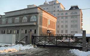 吉林省琿春市法院智能無軌懸浮門工程案例 - 中出網(wǎng)-智能出入口與停車充電門戶