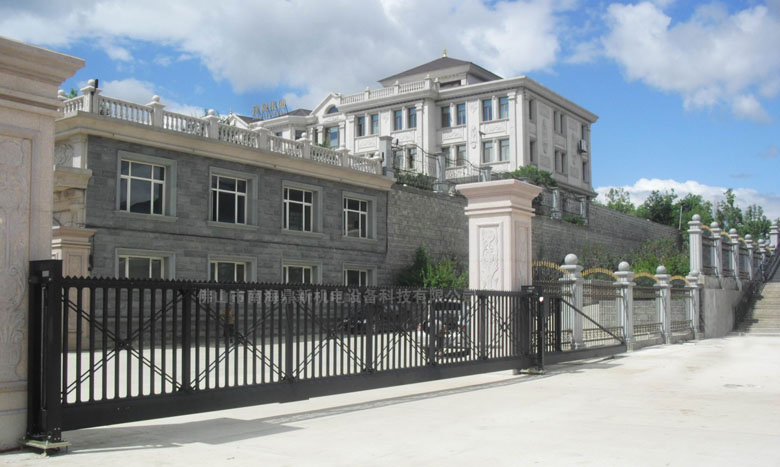 黑龍江牡丹江東寧縣藍(lán)梅酒莊智能無軌懸浮門工程案例 - 中出網(wǎng)-智能出入口與停車充電門戶