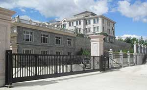 黑龍江牡丹江東寧縣藍梅酒莊智能無軌懸浮門工程案例 - 中出網(wǎng)-智能出入口與停車充電門戶