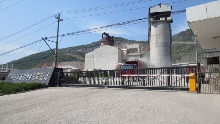 黃石市新冶鈣業(yè)有限公司智能無軌懸浮門工程案例 - 中出網(wǎng)-智能出入口與停車充電門戶