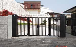 廣州山頂別墅智能無軌懸浮門工程案例 - 中出網(wǎng)-智能出入口與停車充電門戶