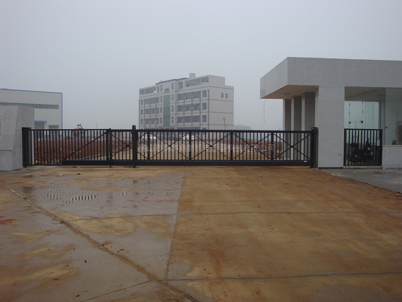 湖南省怡昌機(jī)電工貿(mào)有限公司智能無軌懸浮門工程案例 - 中出網(wǎng)-智能出入口與停車充電門戶