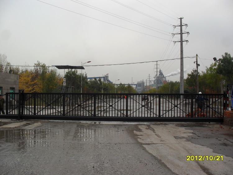 鞍山鋼鐵公司（二）智能無軌懸浮門工程案例 - 中出網(wǎng)-智能出入口與停車充電門戶