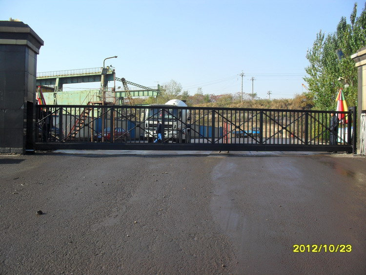 鞍山鋼鐵公司（一）智能無軌懸浮門工程案例 - 中出網(wǎng)-智能出入口與停車充電門戶