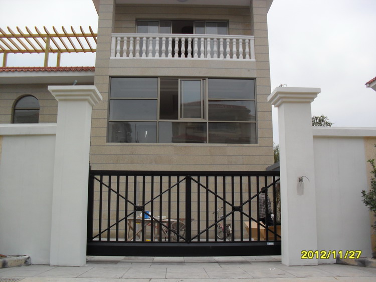 湖北荊州長(zhǎng)久天地別墅智能無(wú)軌懸浮門工程案例 - 中出網(wǎng)-智能出入口與停車充電門戶