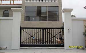 湖北荊州長久天地別墅智能無軌懸浮門工程案例 - 中出網(wǎng)-智能出入口與停車充電門戶