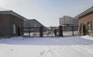 長春新華通制藥設備有限公司智能無軌懸浮門工程案例 - 中出網(wǎng)-智能出入口與停車充電門戶