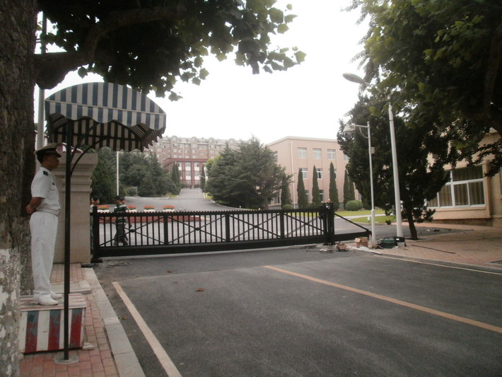 大連海軍大連艦艇學(xué)院2號門智能無軌懸浮門工程案例 - 中出網(wǎng)-智能出入口與停車充電門戶