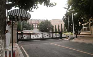 大連海軍大連艦艇學院2號門智能無軌懸浮門工程案例 - 中出網(wǎng)-智能出入口與停車充電門戶